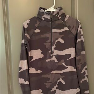 Under Armour Camo Sweatshirt - Black and Gray im new condition